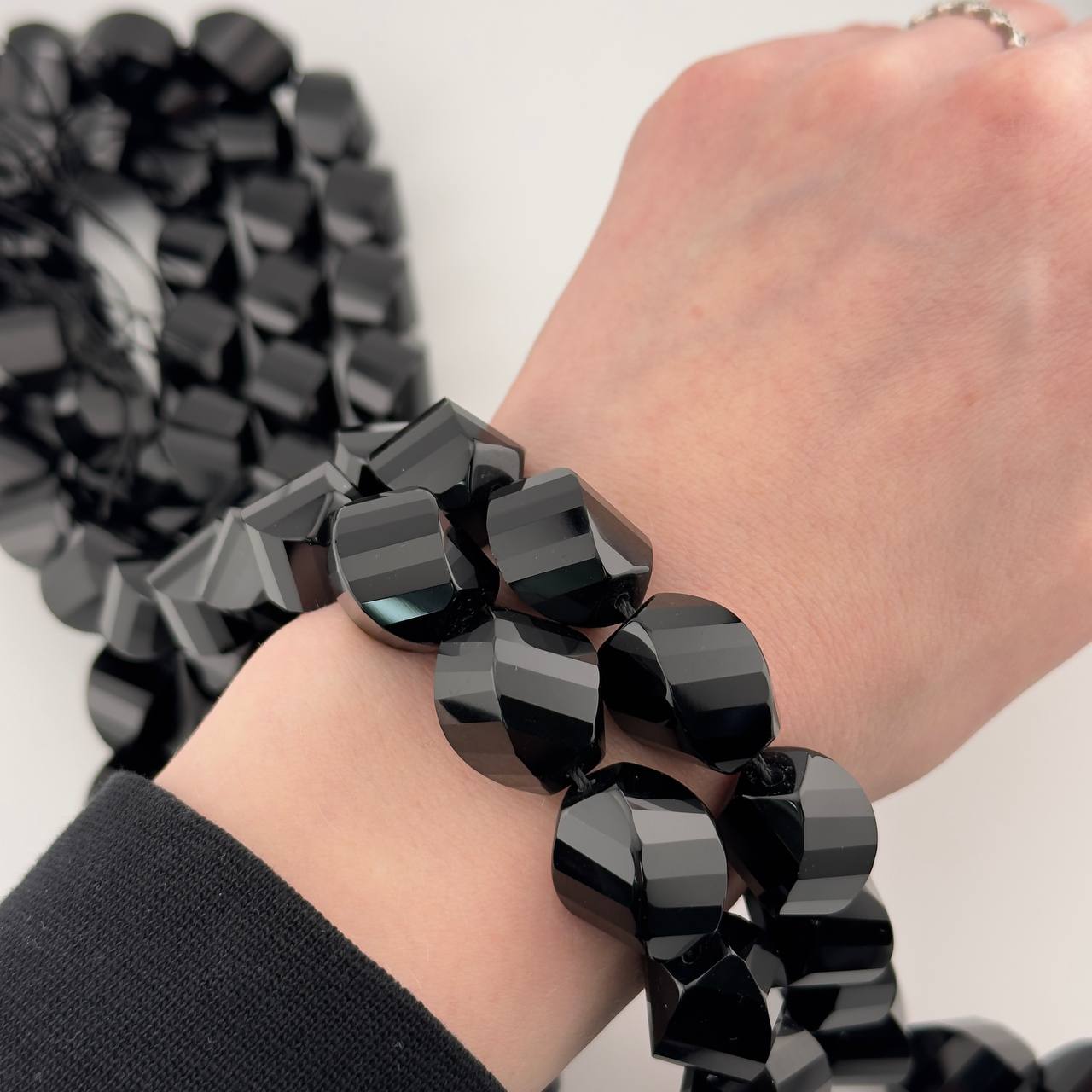 Бусины Агат черный глянцевый бочонок крученый с огранкой 16*20мм натуральный камень