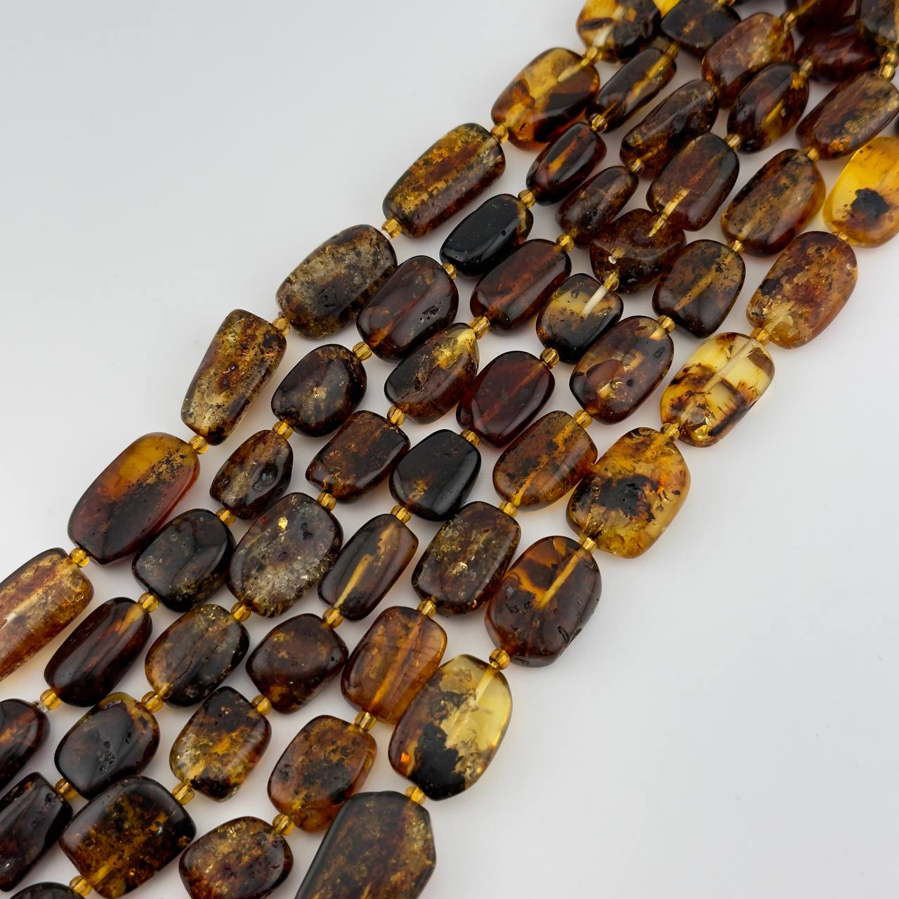 Янтарь свободная форма средний размер 20*11,5мм