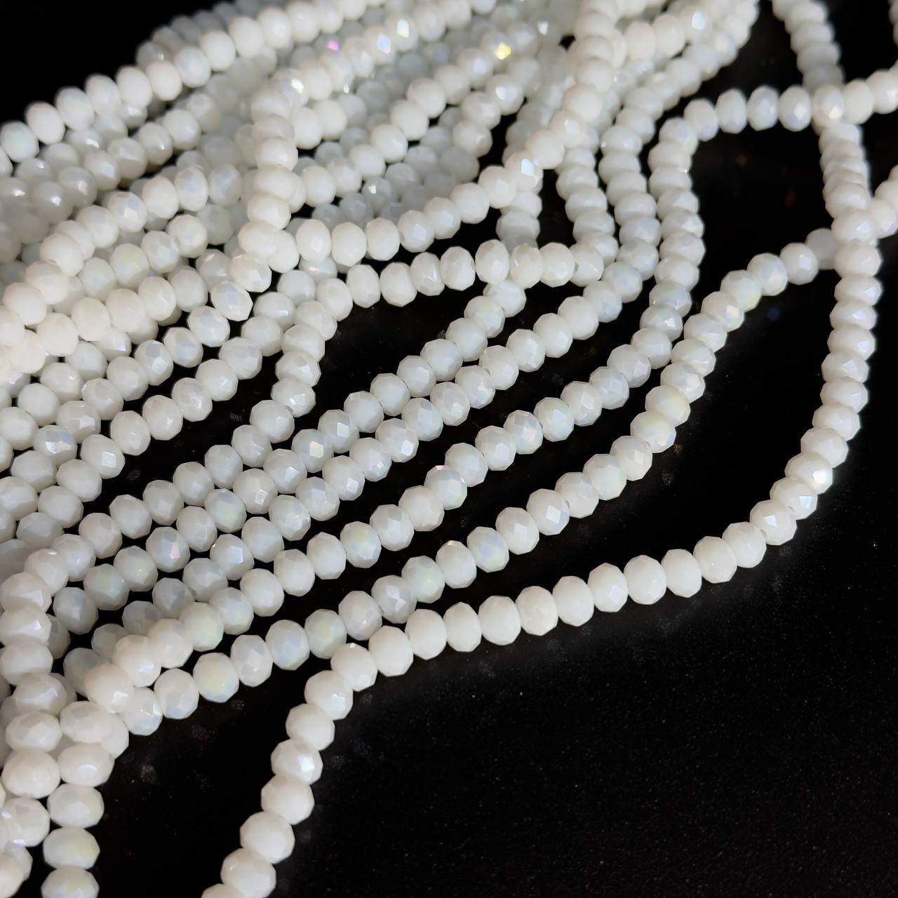 Бусины стеклянные размер 4,8*6мм цвет белый 