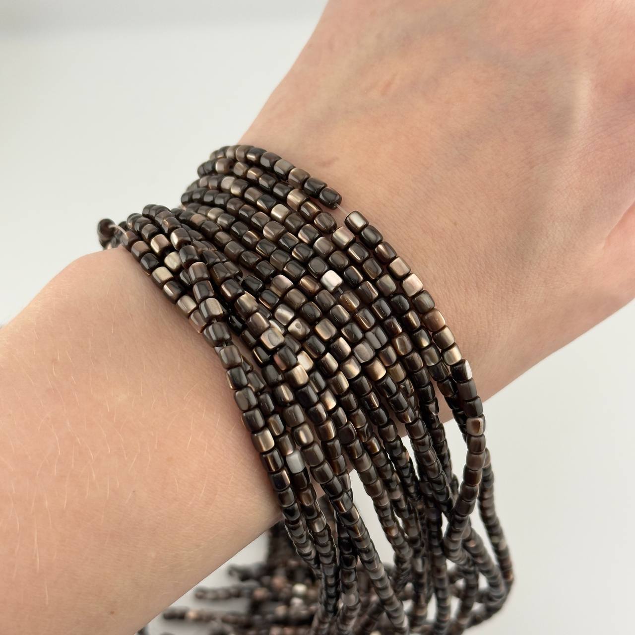 Перламутр коричневый размер бусин 3мм натуральный камень